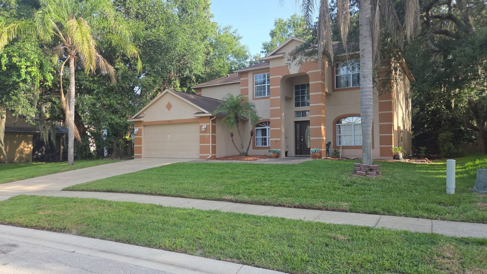 Central Florida home with a neatly edged lawn and tidy landscaping